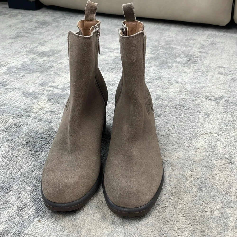 New Blondo Waterproof Sonali Ankle Boot Dark Taupe Suede Stacked Heel Sz 6